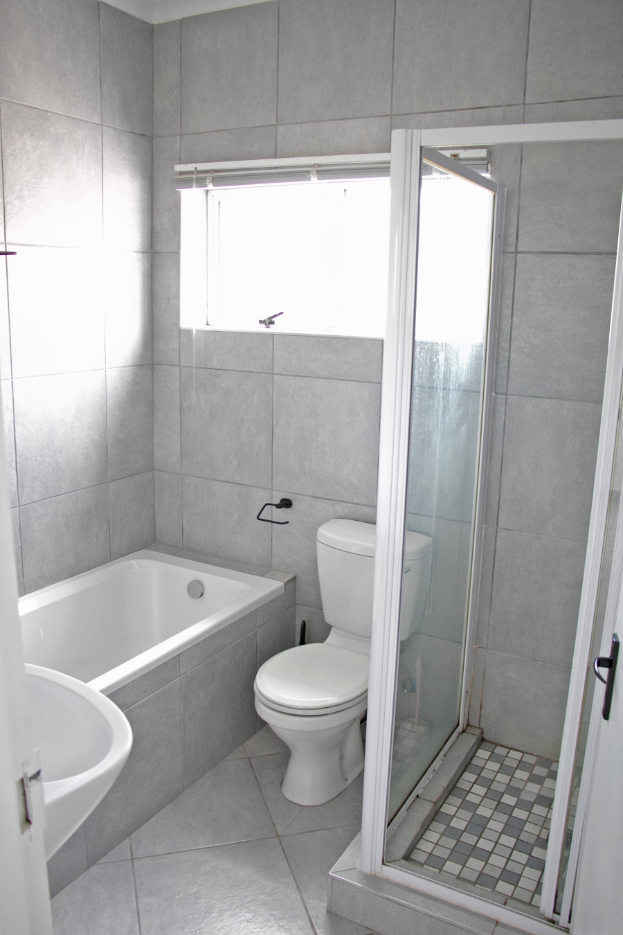 To Let 3 Bedroom Property for Rent in Somerset Ridge Western Cape